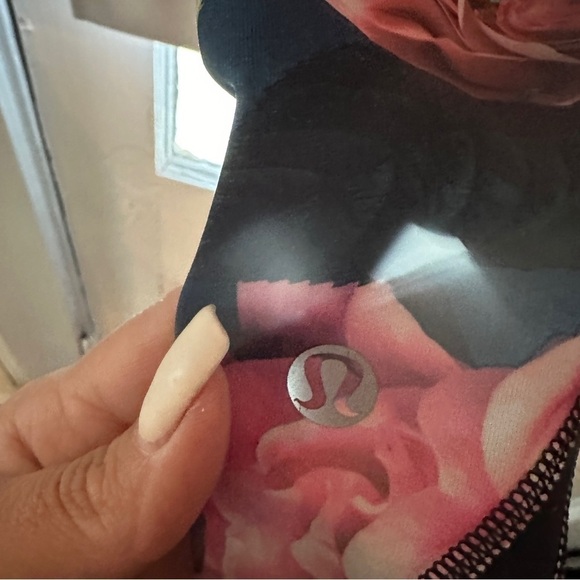 Lululemon  Inspire Crop II Secret‎ Garden size 8 - Picture 6 of 8